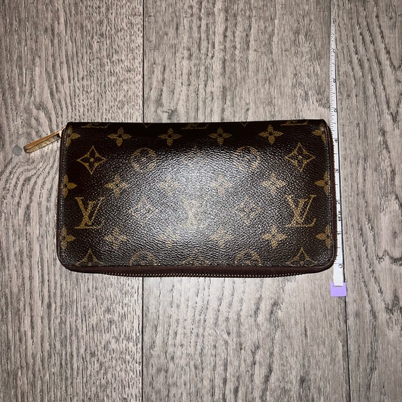 Authentic LOUIS VUITTON Monogram Zippy Organizer Wallet - Picture 14 of 15